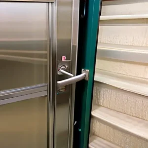 Шум с лестничной клетки: как дверь помогает и где слабые места