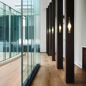 Как использовать стекло в интерьере: легкость и безопасность