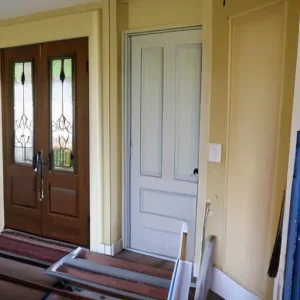 Пена при монтаже двери: какая нужна и как не «повести» коробку