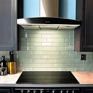 Как выбрать кухонный фартук: плитка, стекло, панели — что практичнее