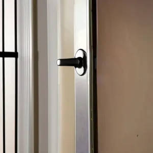 Как убрать хлопки двери: доводчик и уплотнители