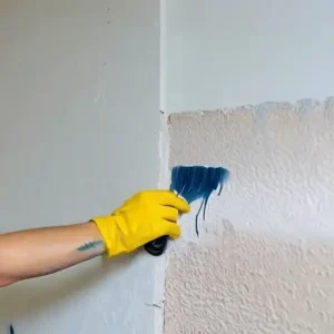 Почему краска «пятнит» стены: причины и как избежать