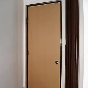 Как защитить двери при ремонте: пленка, картон, контроль