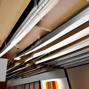 Электропроводка под натяжным потолком: правила монтажа