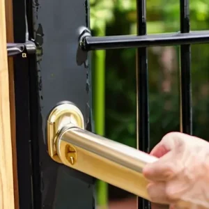 Как выбрать и установить электрический замок на калитку