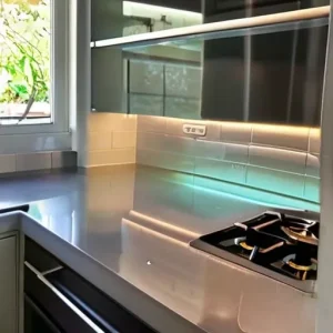 Установка розеток в кухонный фартук из стекла (скинали)