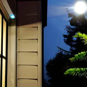 Как правильно выбрать и установить уличный прожектор с датчиком