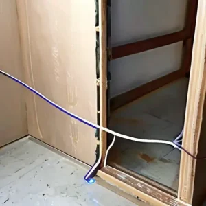 Монтаж электропроводки в швах между плитами перекрытия